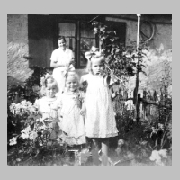 080-0044 Mutter Anne Birkhahn mit ihren Kindern Betti, Kitti und Traute.jpg